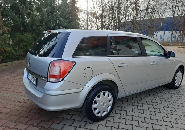 Opel Astra cena 13600 przebieg: 174000, rok produkcji 2010 z Ustroń małe 106